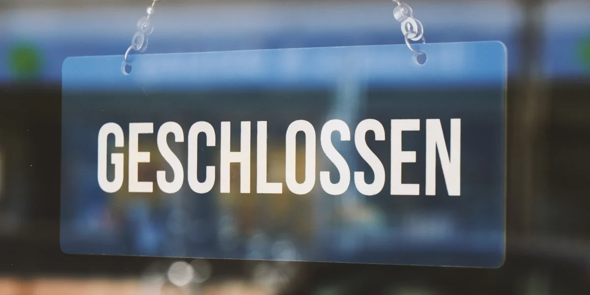 freepik-sign-geschlossen-closed-german-economy-crisis-business-closure-concept